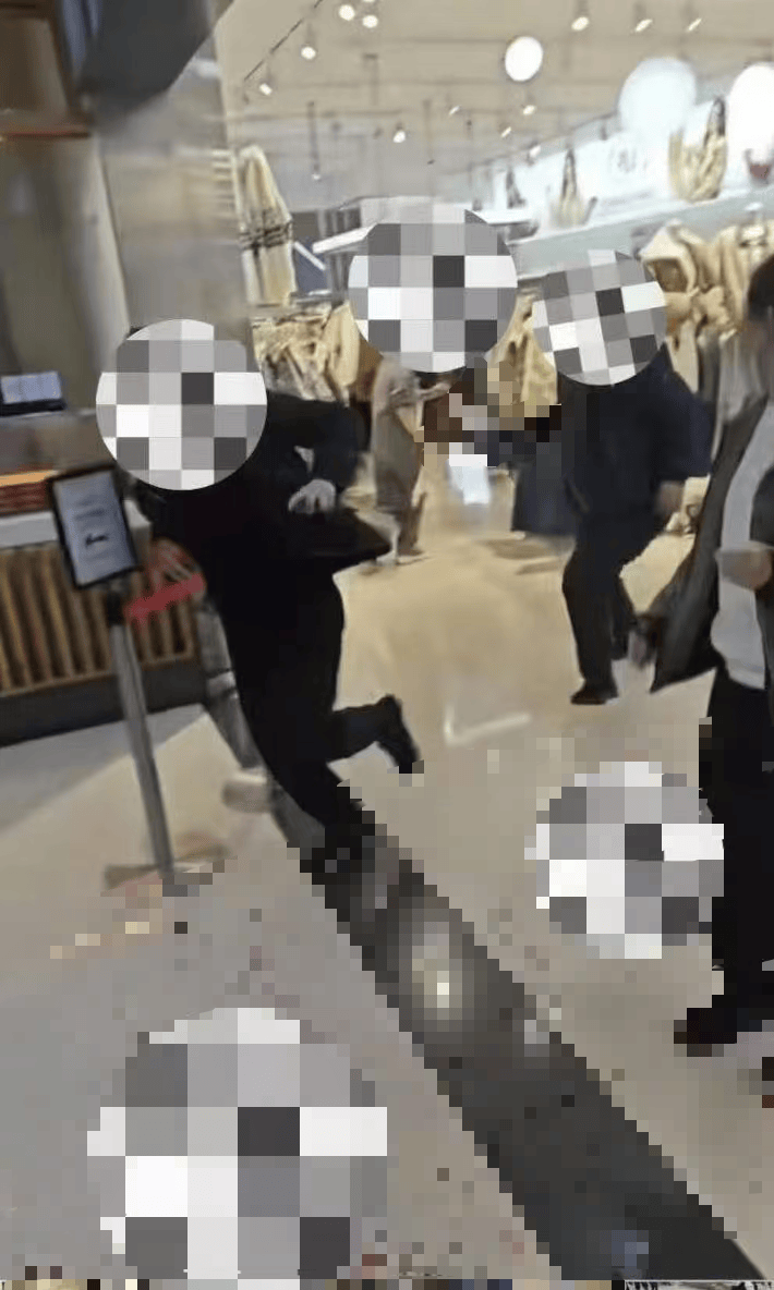 世界杯平台app
_许昌胖东来生活广场内突发伤人事件世界杯平台app
,嫌疑人已被当场抓获,工作人员:目前正常开业