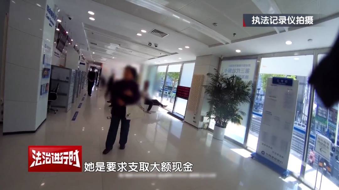 足球平台招代理
_大妈对北京警察说：枪毙我都不怕足球平台招代理
！北京警察：我们是来救你的！