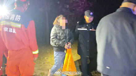 皇冠足球管理平台出租
_北京门头沟区一对夫妻登山观赏红叶皇冠足球管理平台出租
，妻子在下山途中迷路失联