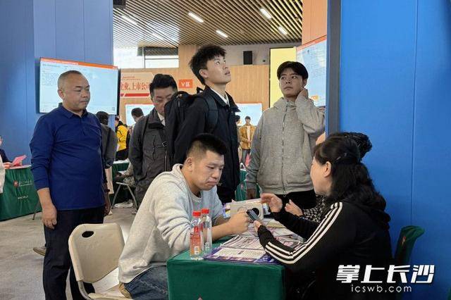 正版皇冠信用网出租
_700余名退役军人及军属长沙求职正版皇冠信用网出租
，165人达成意向