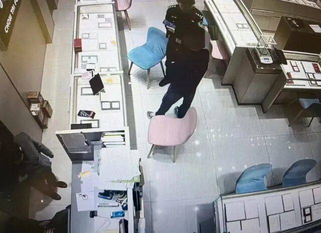 2022年世界杯盘口
_股市套现170万元后2022年世界杯盘口
，杭州男子豪购300克金条！老板当场报警……