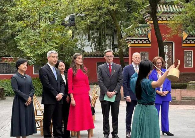 皇冠信用盘开户
_时隔18年来华皇冠信用盘开户
,第一站没去北京!中方高规格接待,狂签10项协议