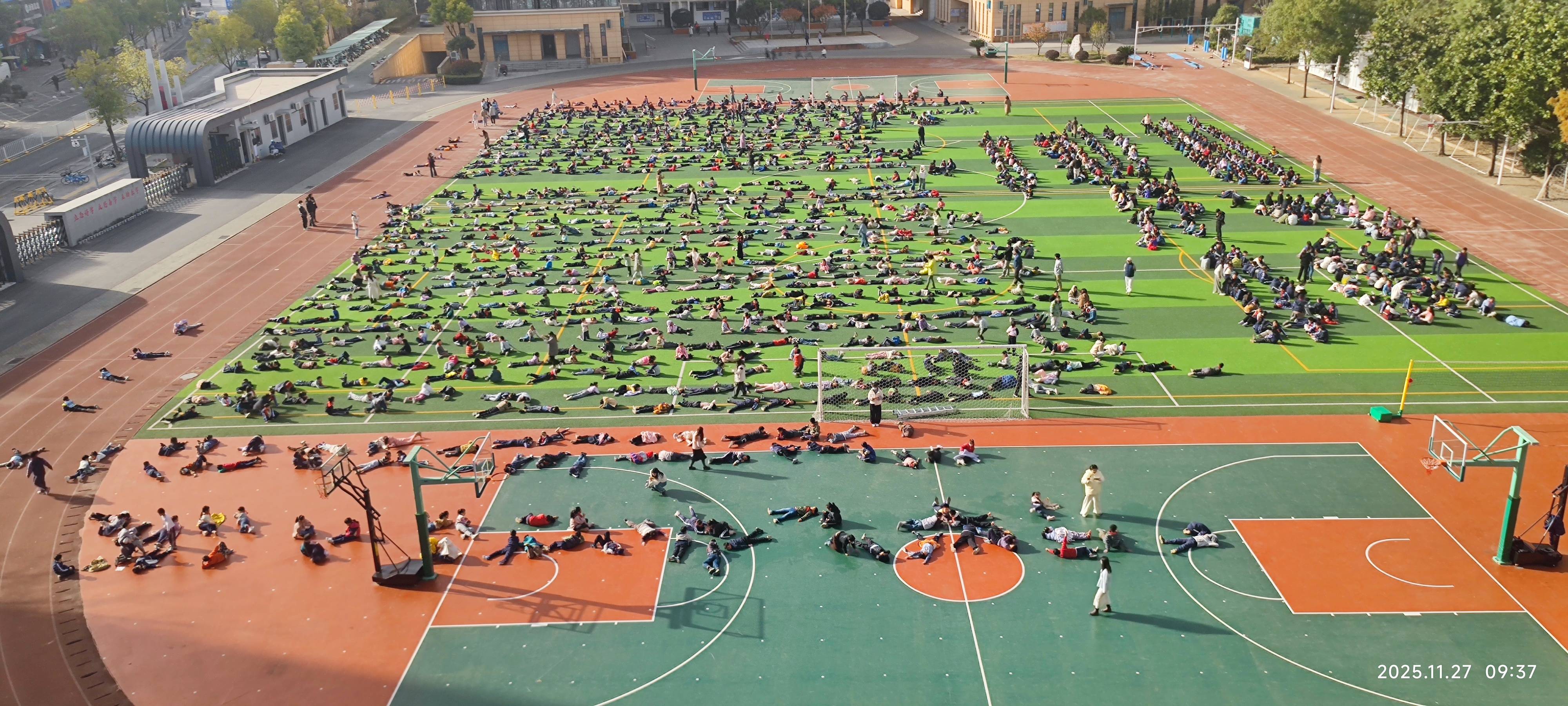 皇冠信用盘登2代理
_武汉一学校大课间秒变大型“晒娃”现场皇冠信用盘登2代理
，1700名学生乐得在操场上打滚，乐在其中