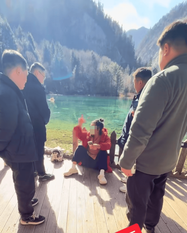 乌兹别克斯坦足球_一游客在九寨沟乱扔玉米棒乌兹别克斯坦足球，辩称“大自然的东西回大自然” 景区：明确禁止乱扔垃圾