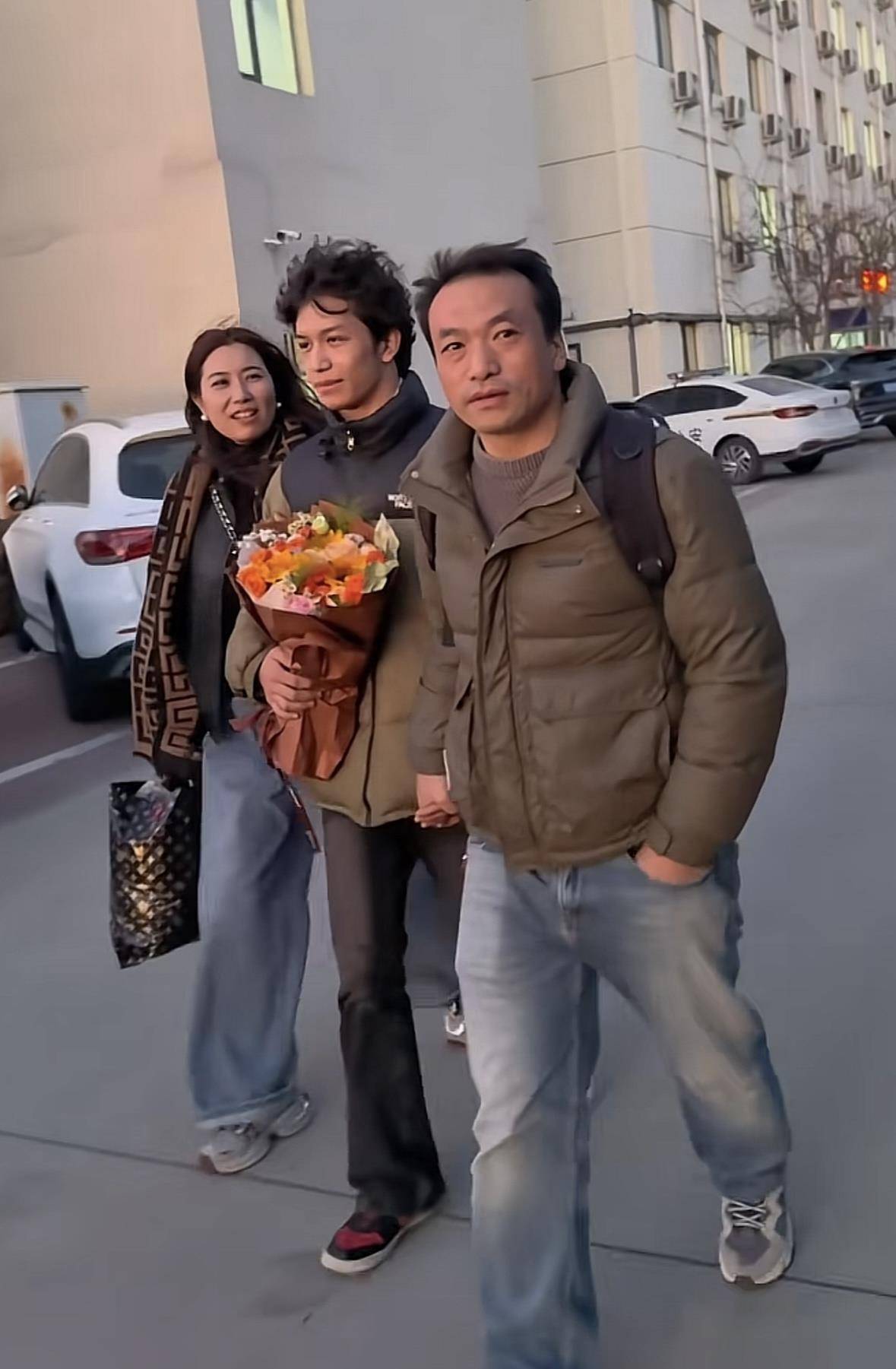 特温特vsPSV埃因霍温
_被拐17年的马仔昊认亲成功!母亲泣不成声拉住手“再也不放开了”特温特vsPSV埃因霍温
,杜小华:替他们开心,相信“小米奇”也一定能找到