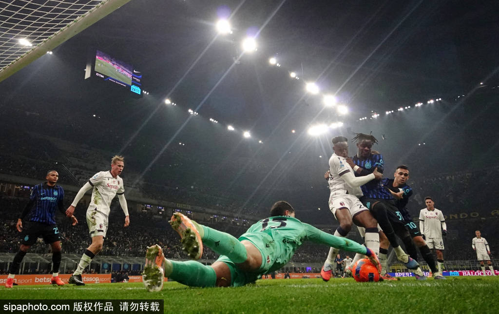 皇冠体育正网
_国米与那不勒斯的战术对决:2-2平局背后的数据揭秘与球迷热议