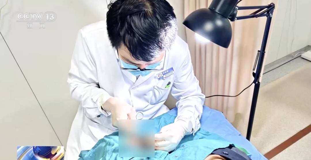 皇冠投注_女警徒手夺刀皇冠投注，脸上缝30多针：后怕但不后悔