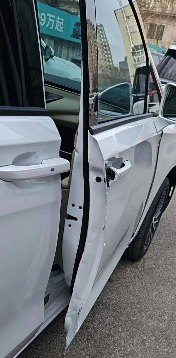 怎么弄皇冠信用网_新车买来6天怎么弄皇冠信用网,4S店销售员一个没注意撞了!贬值3.5万谁来承担?