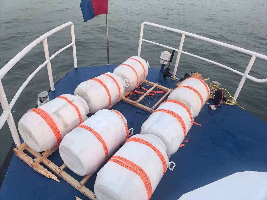 正版皇冠信用网口出租_父子俩自制小船游太湖正版皇冠信用网口出租，划1公里后没电报警求助，警方发出提醒