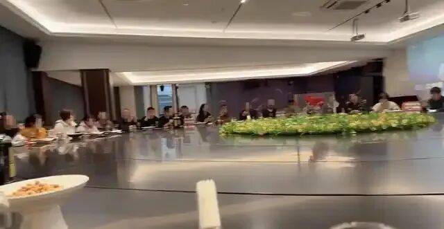 世界杯皇冠信用开户_浙江宁波一餐厅大圆桌可坐55人世界杯皇冠信用开户,网友调侃“有些菜,一旦错过就不再”;餐厅回应:年底人多,需提前3天预定