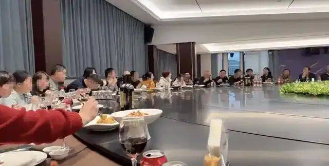 世界杯皇冠信用开户_浙江宁波一餐厅大圆桌可坐55人世界杯皇冠信用开户,网友调侃“有些菜,一旦错过就不再”;餐厅回应:年底人多,需提前3天预定