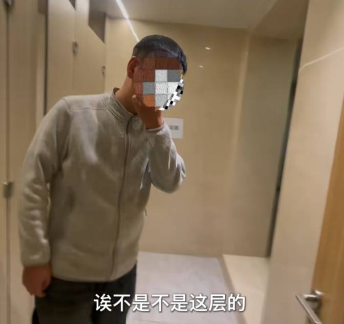 hga030皇冠官方网址_事发上海!男子女厕所偷拍被抓现行hga030皇冠官方网址,其妻还在孕期,手机封面还是妻子照片