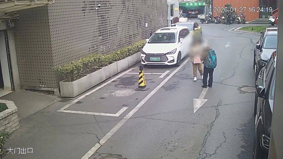 皇冠信用网会员申请_上海一57岁阿姨为新认识的“老伴”豪掷41万买金条皇冠信用网会员申请，对方派取货人当面交付……