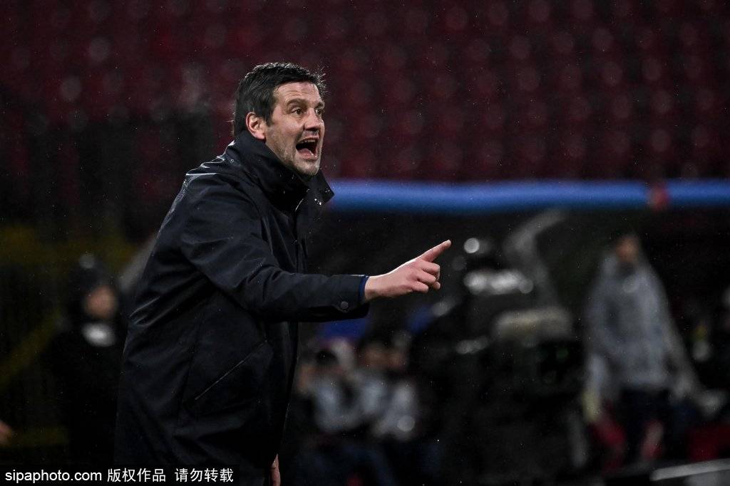 皇冠信用网账号注册_全场被嘘！科拉罗夫在巴斯托尼换下后鼓励他：踢得漂亮皇冠信用网账号注册，你是冠军