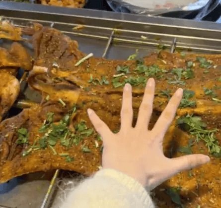 信用盘如何申请_顾客怒了：1188元买一只36斤活羊信用盘如何申请，烤完剩6.9斤！网友吵翻