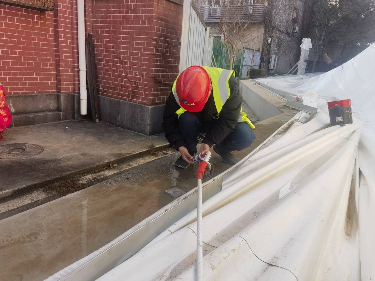 正版皇冠信用网代理_湖北首例！巨型“气球”罩住4000㎡施工工地正版皇冠信用网代理，扬尘和噪声通通“锁”在球内不扰民