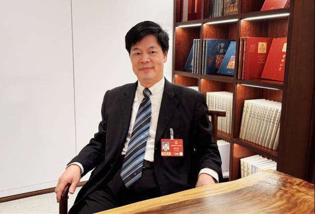 信用网皇冠申请注册_人大代表郑功成：生育对女性直接影响巨大信用网皇冠申请注册，建议建立“母亲养老金制度”，让育儿不影响退休待遇