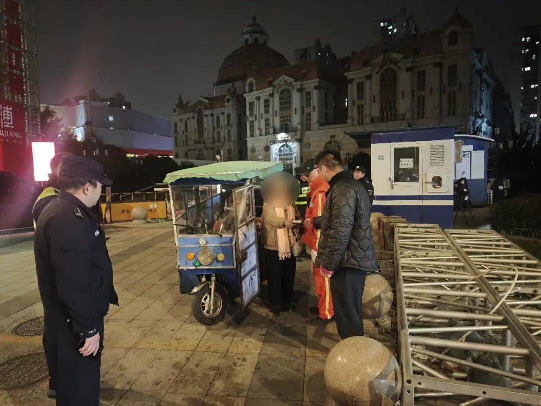 皇冠信用网注册_上海一女子路遇警察盘查皇冠信用网注册，突然调转车头加速逃离！经查：其四肢健全，未持有残疾证，已被拘留