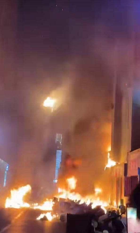 皇冠手机管理端登录_记者直击太原大火：起火建筑位于核心商圈皇冠手机管理端登录，疑底商烧烤店起火，引燃高楼外立面保温层