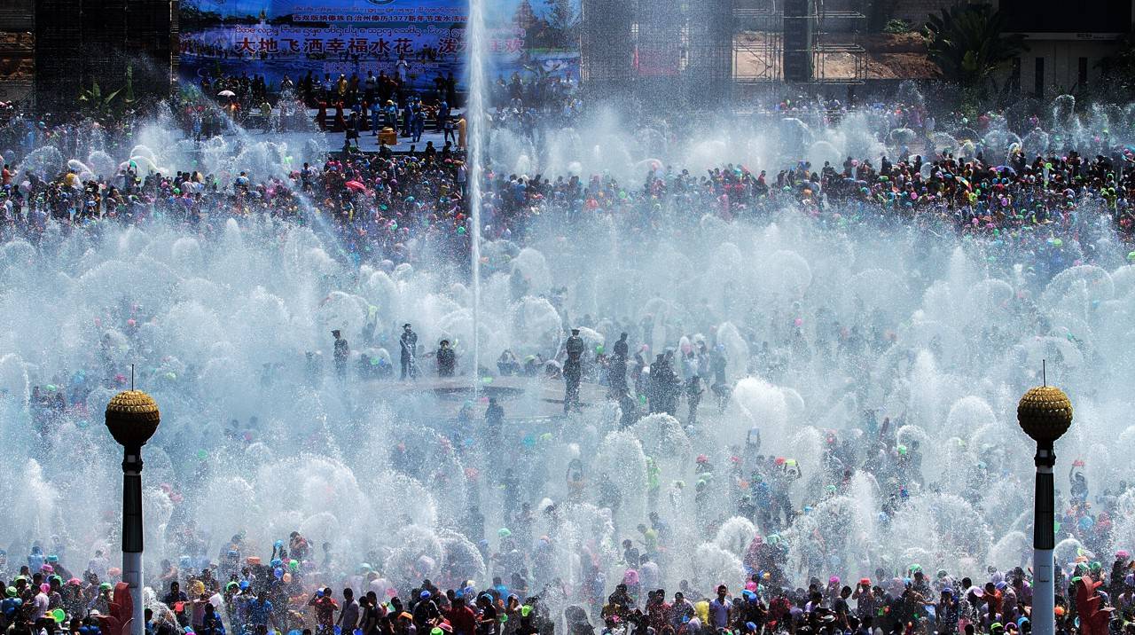皇冠信用账号怎么开_西双版纳泼水节2女子遭多人高压水枪喷射皇冠信用账号怎么开，拒绝仍被“围攻”，文旅局工作人员：将记录上报
