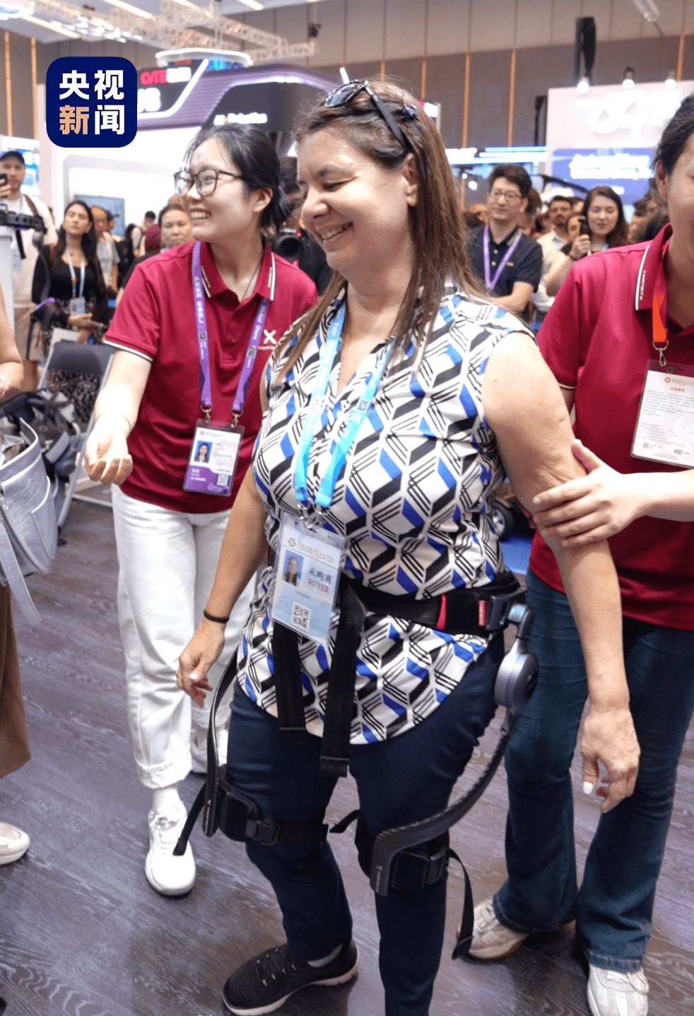 皇冠登一登二登三区别_广交会暖心一幕！中国机器人皇冠登一登二登三区别，帮外国友人重新站立行走